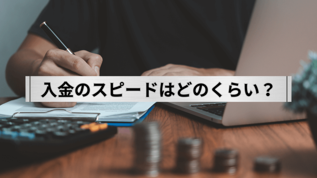 デスクで計算している人